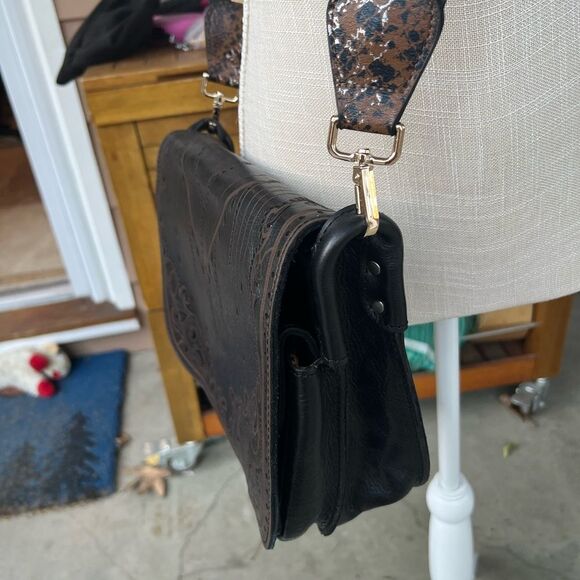 Patricia Nash Black Leather Crossbody Used once Adorable - Picture 3 of 10